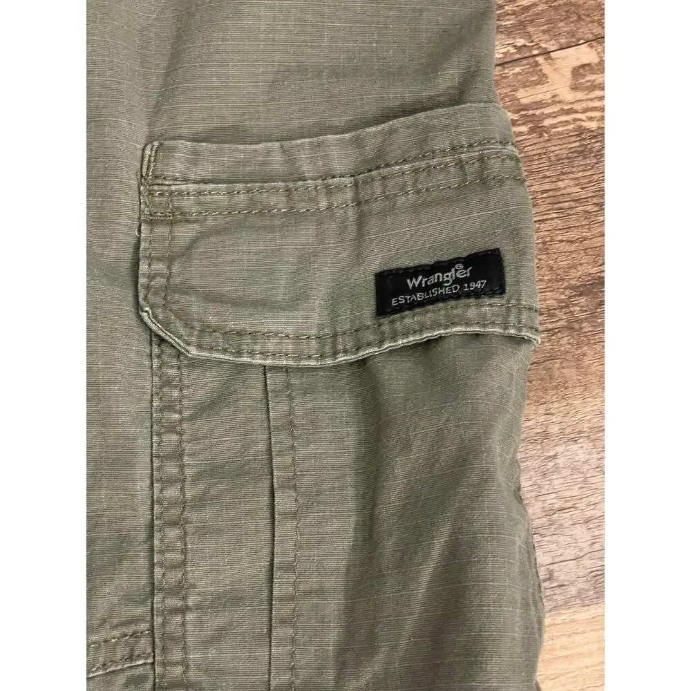 Wrangler relaxed fit green khaki cargos, 48 mens